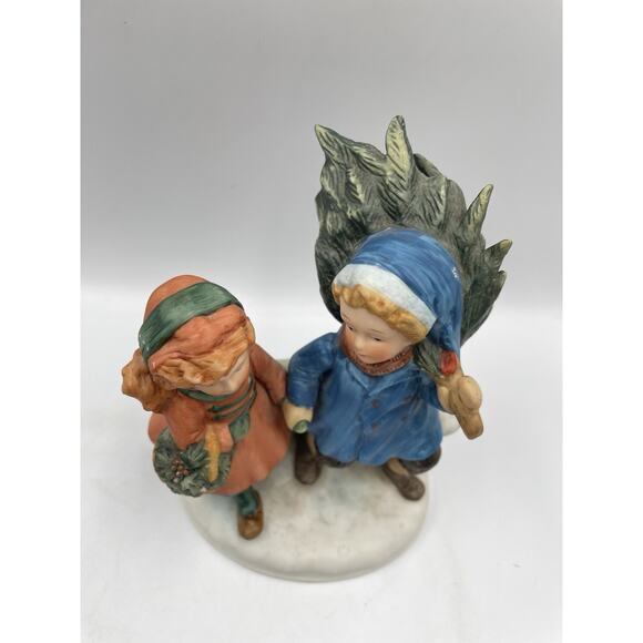 Avon First Edition 1981 Christmas Memories Sharing the Christmas Spirit Figurine - Picture 3 of 8